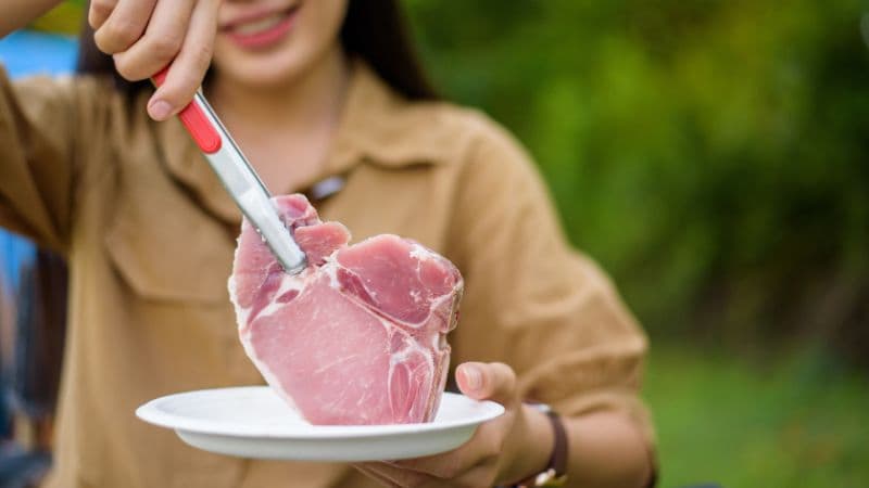 Thịt bò cung cấp protein, sắt, vitamin B12 và kẽm, hỗ trợ bổ sung năng lượng, tăng sức đề kháng và thúc đẩy quá trình phục hồi vết mổ cho mẹ sau sinh