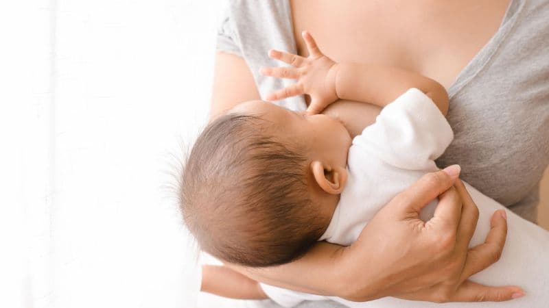 Mẹ đang cho bé bú nên theo dõi phản ứng tiêu hóa của trẻ khi mẹ ăn nho.