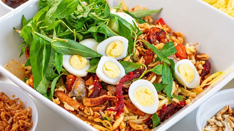 Mẹ bầu nên ưu tiên bánh tráng trộn tự làm, nguyên liệu sạch, ăn lượng vừa phải và hạn chế đồ cay để đảm bảo an toàn trong thai kỳ.