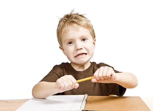 Giai đoạn nguy hiểm, trẻ có thể xuất hiện chấm xuất huyết, bầm tím, chảy máu mũi, chân răng hoặc xuất huyết tiêu hóa.