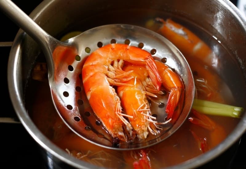 Tôm hấp, tôm luộc là những cách chế biến phù hợp hơn cho người cần kiểm soát tiêu hóa
