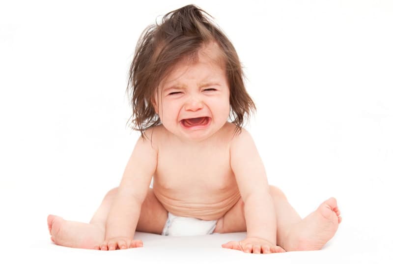 Duy trì độ ẩm không khí giúp làm dịu cổ họng trẻ.