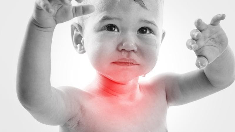 Trào ngược dạ dày có thể là nguyên nhân gây khàn tiếng ở trẻ sơ sinh.