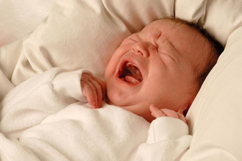 Trẻ sơ sinh bị khàn tiếng có sao không