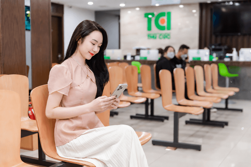 Có thể hiểu khám sức khỏe online theo nhiều mức độ, từ đặt lịch và nhận hướng dẫn trước khám đến tư vấn với nhân viên y tế hoặc khám, chữa bệnh từ xa trong phạm vi pháp luật cho phép