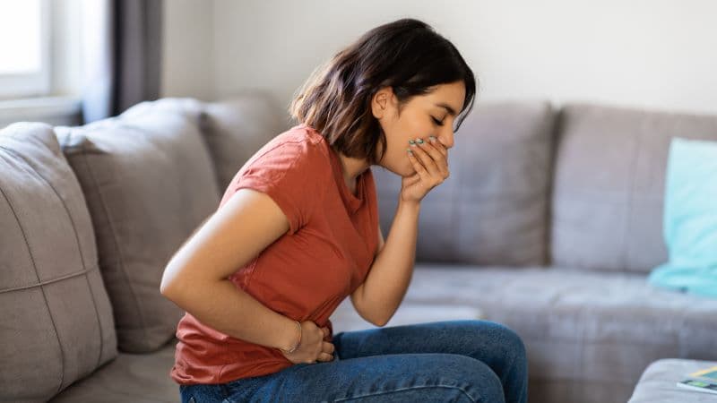 Bà bầu bị ngộ độc thực phẩm có thể gặp các triệu chứng như buồn nôn, nôn, đau bụng, tiêu chảy hoặc sốt