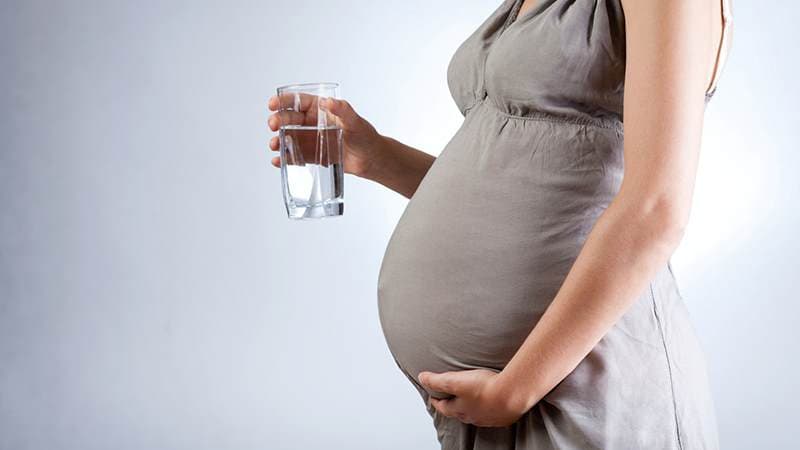 Nhiều người băn khoăn bà bầu có nên uống nước vào ban đêm