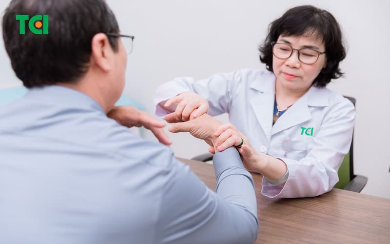 Người bệnh không nên tự tập phục hồi chức năng tại nhà