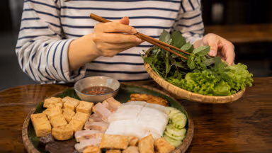 Bầu ăn bún đậu mắm tôm được không và cần lưu ý gì?