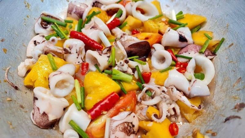 Mực có thể góp phần bổ sung protein và nhiều vi chất khi được kết hợp trong chế độ ăn thai kỳ đa dạng.