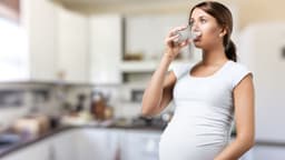 Bầu nên uống nước gì mỗi ngày để thai kỳ khỏe mạnh?