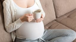 Bầu uống cafe được không? Uống bao nhiêu là phù hợp?