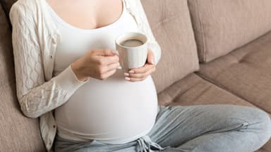 Bầu uống cafe được không? Uống bao nhiêu là phù hợp?