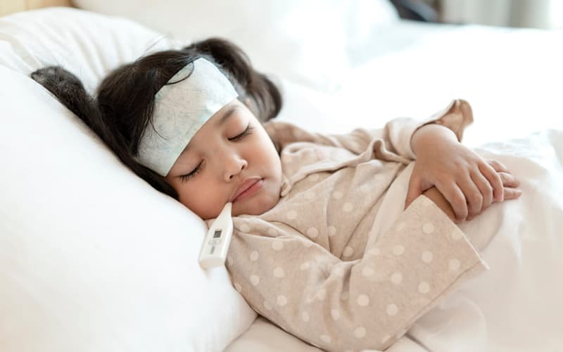 Trẻ ốm có dấu hiệu li bì thì cần đưa con đến gặp bác sĩ ngay