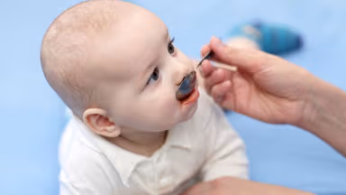 Bé uống thuốc ho bị tiêu chảy do nguyên nhân nào và cha mẹ cần xử trí ra sao?