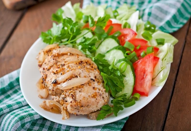 Bữa ăn cân bằng gồm thịt gà và thực phẩm giàu chất xơ cho người bị trĩ