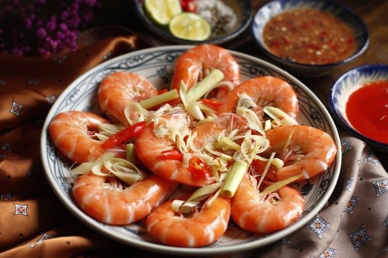 Tôm nên được nấu chín kỹ để hạn chế nguy cơ nhiễm khuẩn và đảm bảo an toàn khi sử dụng.