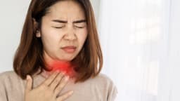 Vì sao có cảm giác nghẹn ở dạ dày và liệu có liên quan đến trào ngược?