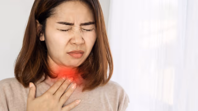 Vì sao có cảm giác nghẹn ở dạ dày và liệu có liên quan đến trào ngược?