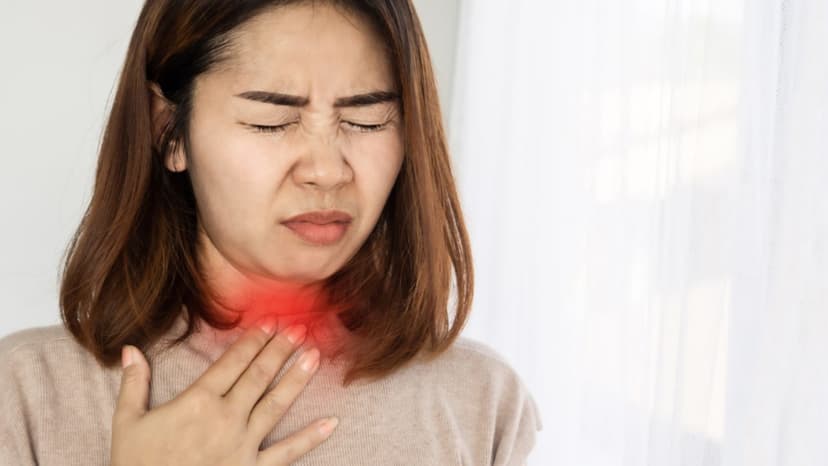 Vì sao có cảm giác nghẹn ở dạ dày và liệu có liên quan đến trào ngược?