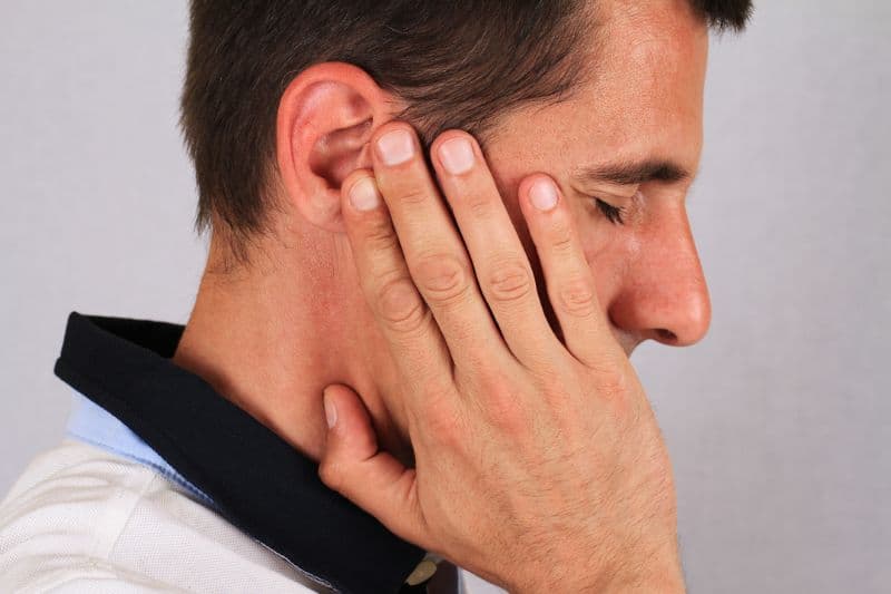 Đau dây thần kinh họng có thể là những cơn đau dữ dội, xuất hiện đột ngột ở vùng họng, amidan, đáy lưỡi và có thể lan lên tai.