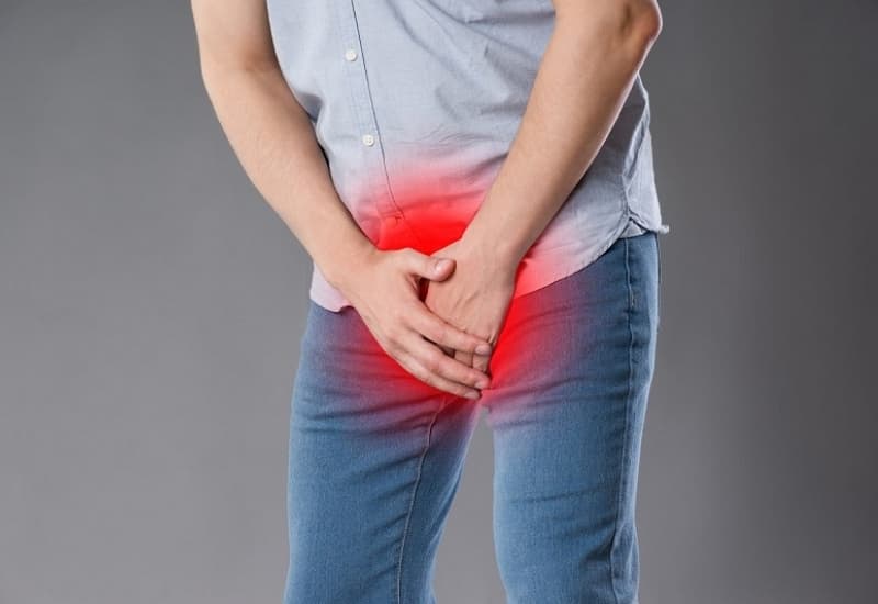 Đau, sưng hoặc bầm tím vùng bìu sau va đập cần được theo dõi và thăm khám khi triệu chứng tăng lên
