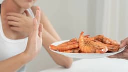 Đẻ mổ ăn được tôm không và ăn thế nào để vết mổ mau hồi phục?