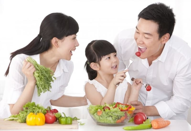 Dùng chung dụng cụ ăn uống và vệ sinh không đảm bảo có thể làm tăng nguy cơ lây nhiễm HP