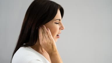 Giật dây thần kinh trên tai phải là gì? Nguyên nhân và cách xử trí
