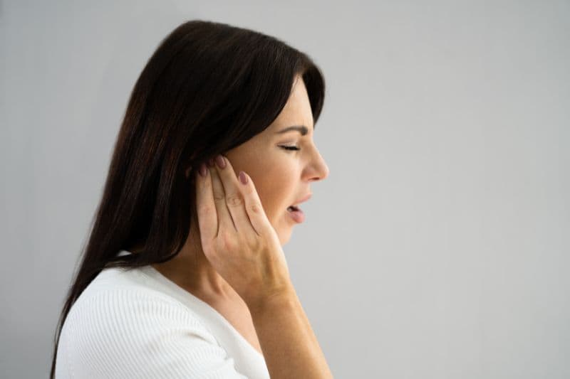 Cảm giác giật dây thần kinh bên phía tai phải có thể biểu hiện khác nhau ở mỗi người.
