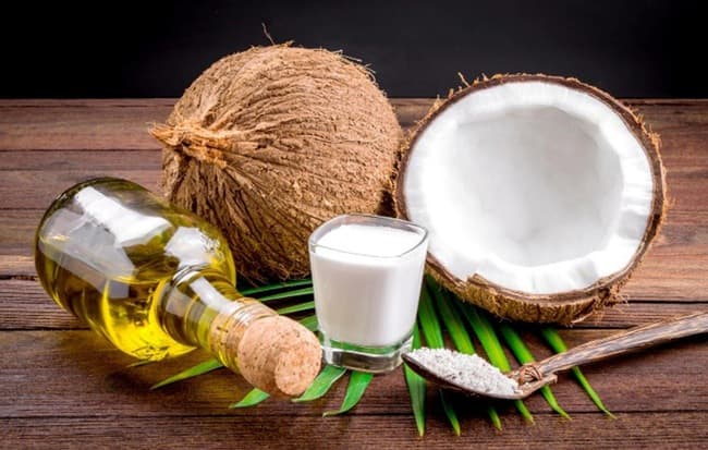 Nhờ chứa axit lauric và monolaurin kháng khuẩn tự nhiên, nước dừa giúp thanh lọc đường ruột, diệt vi khuẩn có hại và làm dịu nhanh các triệu chứng khó tiêu, táo bón