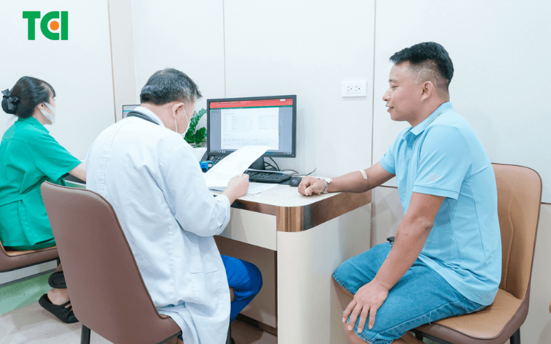 Khách hàng thăm khám và nghe tư vấn sau nội soi tại Thu Cúc TCI