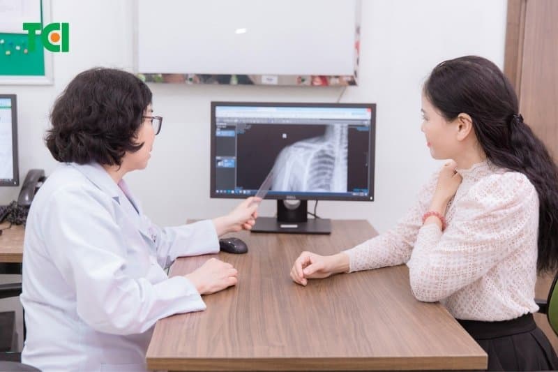 Việc khám với bác sĩ chuyên khoa và tìm đúng nguyên nhân giúp lựa chọn phương pháp điều trị và chế độ sinh hoạt phù hợp