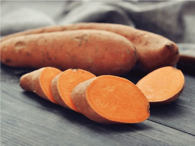 Khoai lang giàu vitamin A, hỗ trợ miễn dịch và quá trình phục hồi mô.