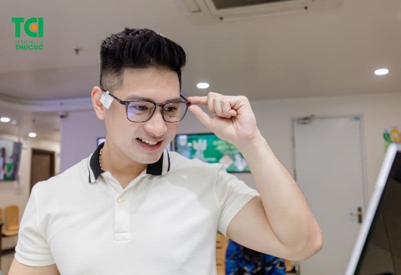 loạn thị có cần đeo kính không