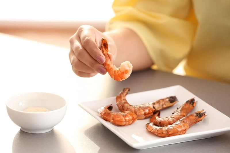 Tôm nên được nấu chín hoàn toàn để giảm nguy cơ nhiễm vi khuẩn và ký sinh trùng.