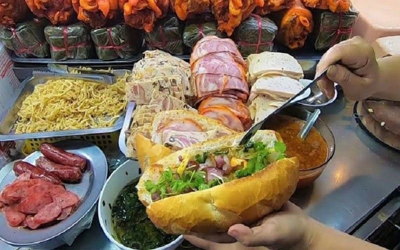 Ngộ độc bánh mì là tình trạng rối loạn tiêu hóa cấp tính xảy ra sau khi ăn bánh mì kẹp bị nhiễm vi khuẩn, nấm mốc hoặc độc tố thực phẩm