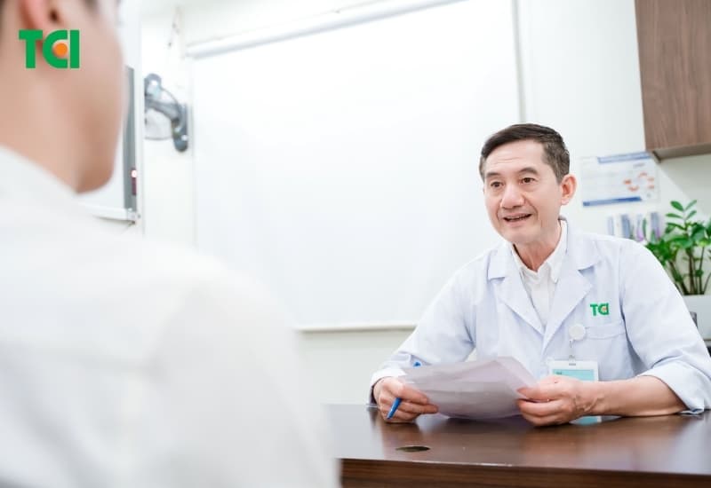Người bị tiểu ra máu nên thăm khám để xác định nguyên nhân
