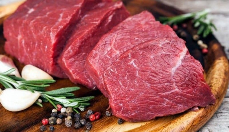 Nếu dung nạp tốt, người bệnh có thể lựa chọn thịt bò nạc, tươi, nấu chín kỹ bằng các phương pháp như luộc, hấp, hầm