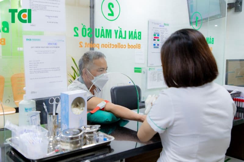 Khi uống nước dừa mà thấy hồi hộp, tim đập nhanh, đau ngực khó thở cần đi khám ngay.