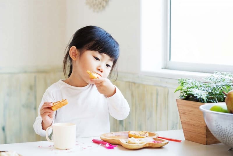 Dinh dưỡng giữ vai trò quan trọng trong điều trị Crohn ở trẻ em, đặc biệt khi trẻ sụt cân, chậm tăng trưởng hoặc thiếu hụt dinh dưỡng