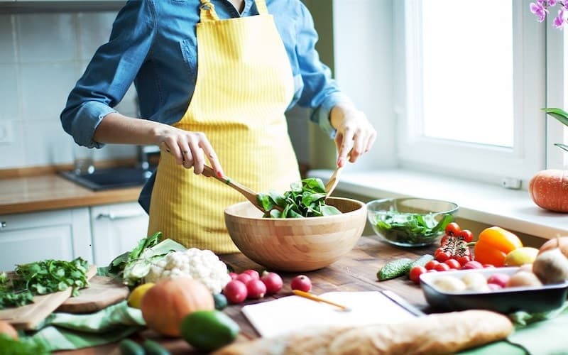 Ăn uống đúng giờ, ưu tiên thực phẩm dễ tiêu giúp hạn chế kích thích dạ dày