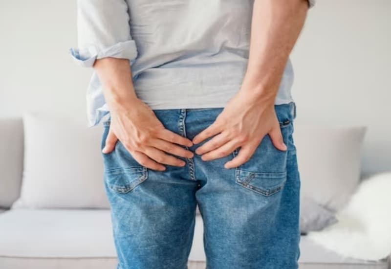 Táo bón và rặn nhiều khi đại tiện có thể khiến triệu chứng bệnh trĩ khó chịu hơn