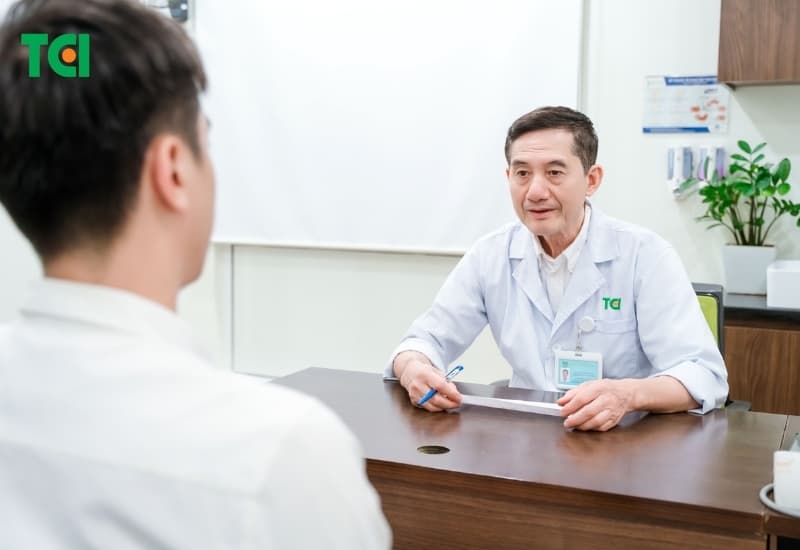 Thăm khám chuyên khoa giúp xác định nguyên nhân đau tinh hoàn bên trái và lựa chọn hướng điều trị phù hợp
