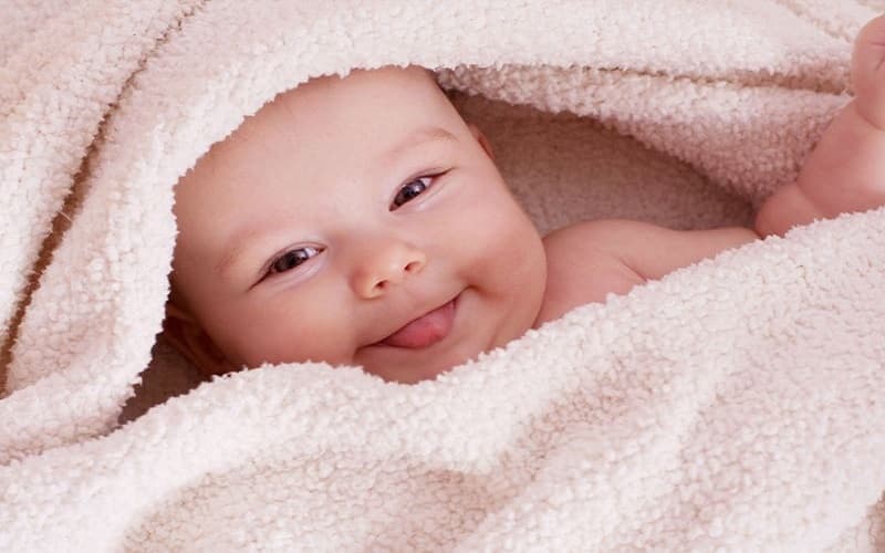Ba mẹ nên theo dõi thời gian ngủ và cữ bú để điều chỉnh thói quen sinh hoạt phù hợp cho trẻ sơ sinh