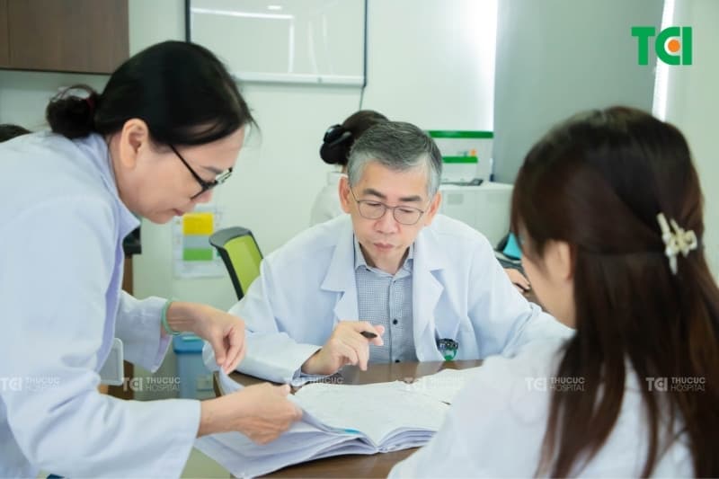 Người có triệu chứng nghi ngờ hoặc phát hiện bất thường trên X-quang, CT phổi nên được thăm khám chuyên khoa