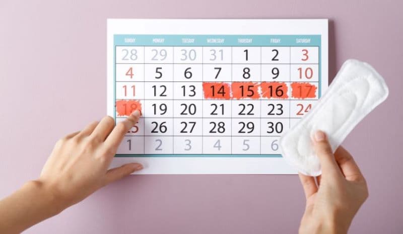 Trong giai đoạn tiền mãn kinh, kinh nguyệt có thể thay đổi về chu kỳ, lượng máu và thời gian hành kinh do nội tiết tố biến động