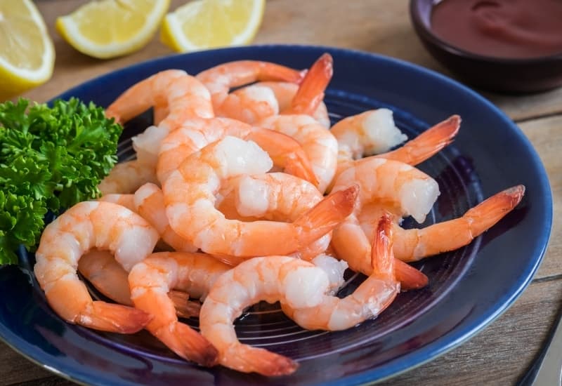 Tôm là nguồn cung cấp protein nhưng cần kết hợp chế độ ăn giàu chất xơ để hỗ trợ tiêu hóa