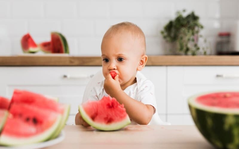 Trẻ ốm có thể ăn dưa hấu với lượng phù hợp tùy tình trạng sức khỏe