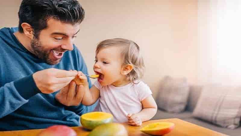 Trẻ ốm có ăn được xoài không là vấn đề cha mẹ nên cân nhắc dựa trên tình trạng sức khỏe thực tế